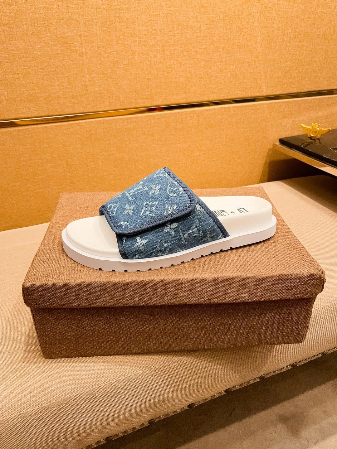 Men's men's shoes💰 300💰New model on the market🔥 [LV🔥 Louis Vuitton slippers] High-end 1:1 mold customization, original upgraded version of the outsole, lighter and non-slip. The market's top quality, fashionable and trendy, versatile and popular, simple yet tasteful, a must-have for fashionistas, exuding a fashionable and casual atmosphere, fashion is at your feet, full of confidence, the same style at the counter 👍The season of spring and summer slippers is here, super beautiful to wear, 38-44 1⃣️colors available🔥
